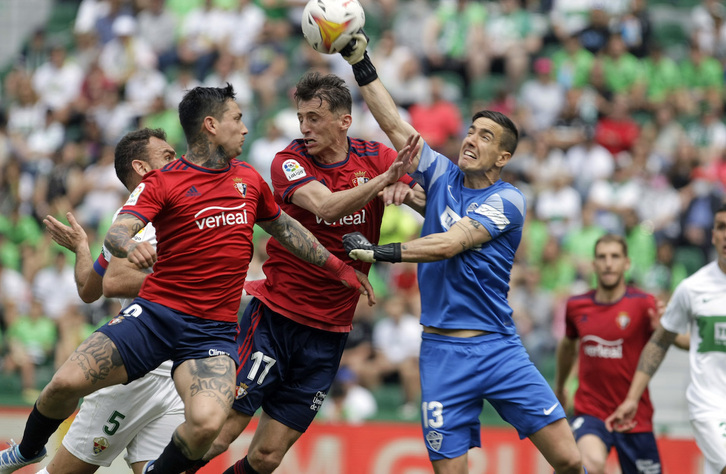 Budimir y Chimy disputan un balón con Badía.