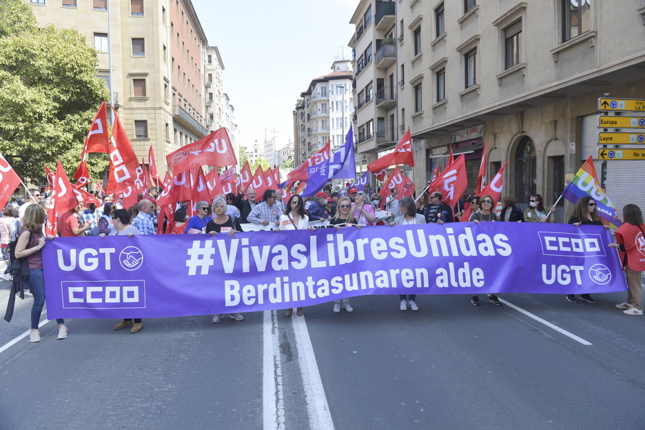 Berdintasunaren aldeko aldarria atera dute Iruñeko kaleetara CCOOk eta UGTk. Berdintasunaren aldeko aldarria atera dute Iruñeko kaleetara CCOOk eta UGTk.