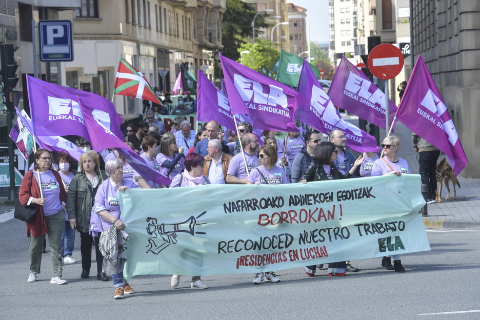 Nafarroako adinekoen egoitzetako langileak, Iruñeako mobilizazioan. Nafarroako adinekoen egoitzetako langileak, Iruñeako mobilizazioan.