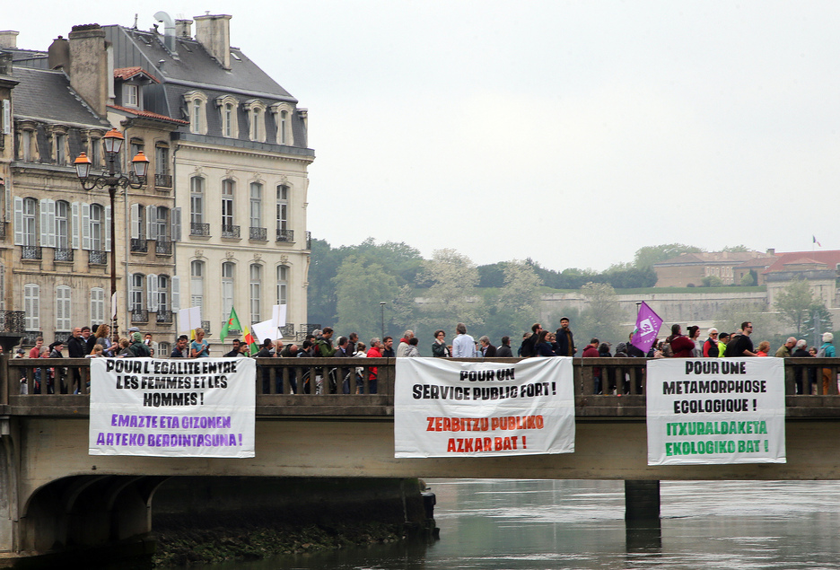 Berdintasuna, zerbitzu publikoak eta ekologismoa, Baionan ikusitako pankartak.