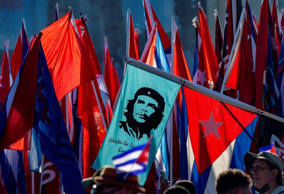 Dozenaka banderaren erdian, Che Guevara, Habanan.