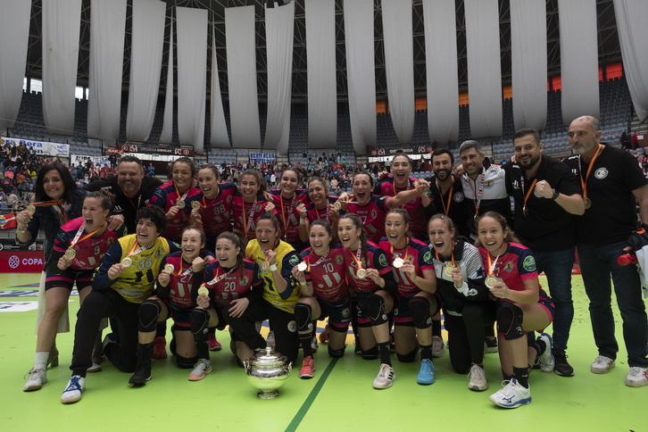 Las jugadoras del Málaga celebran la victoria en la final de Copa.