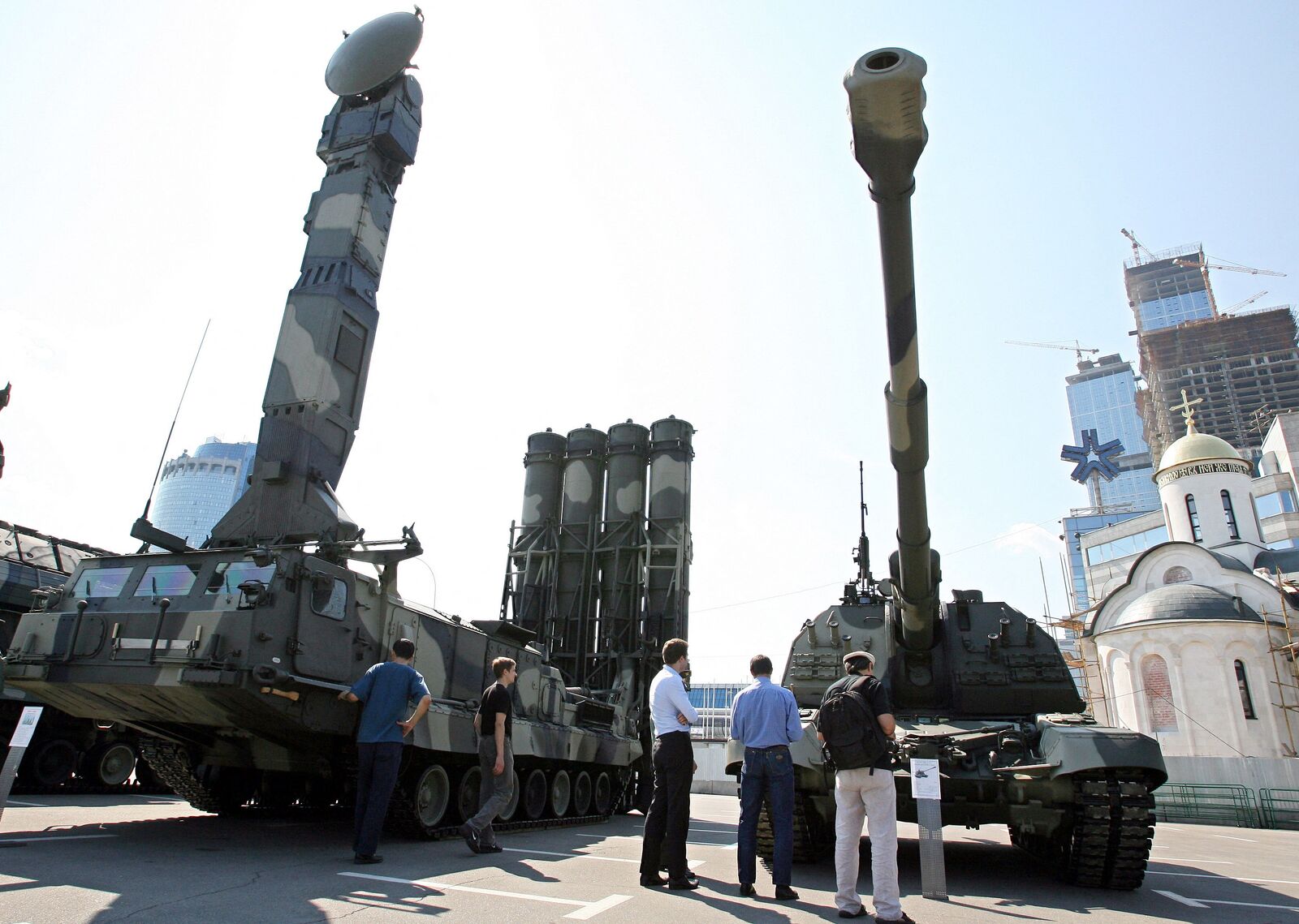 Varias personas observan tanques y vehículos lanzamisiles durante una feria armamentística celebrada en 2008 en Moscú. (Alexey SAZONOV/AFP)