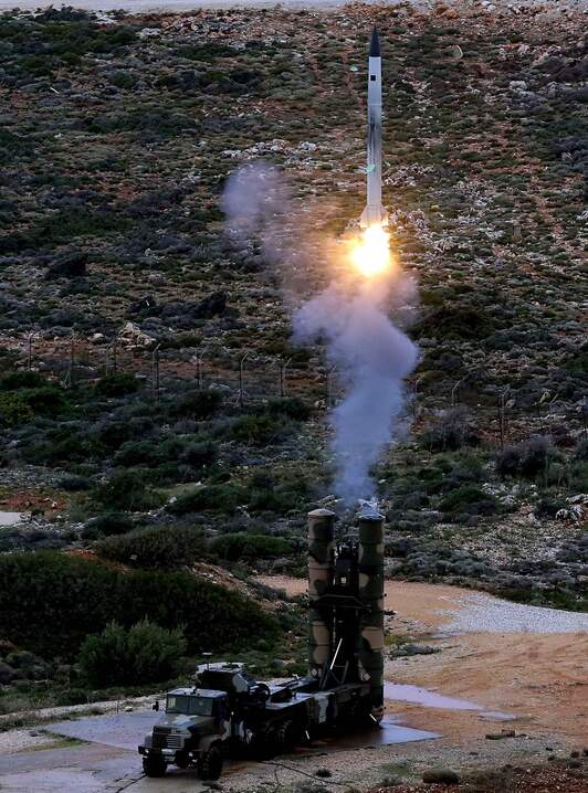 En esta foto de 2013 un misil antiaéreo se lanza durante un ejercicio militar del ejército griego.