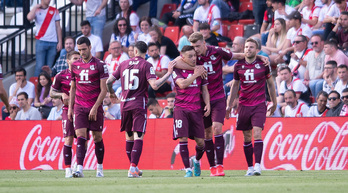 Sorloth celebra su gol con Gorosabel e Illarramendi en un buen primer tiempo de la Real.