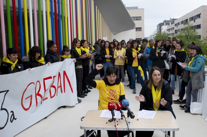Malkaitz haur eskolako haurren senideek eta grebalariek ezarritako zerbitzu minimoak salatu dituzte.