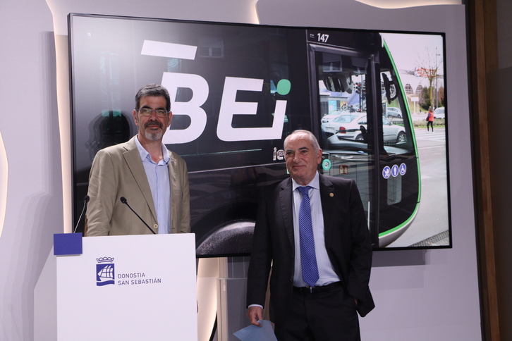 El alcalde Eneko Goia y el consejero Iñaki Arriola, este lunes en Donostia.