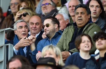 El presidente Jean Baptiste Aldigé (centro) y el histórico Serge Blanco (derecha), el pasado sábado en Aguilera.