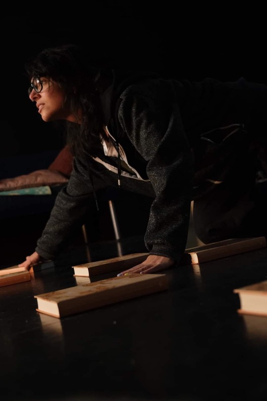 Anabell Sotelo es la única actriz de esta pieza teatral.