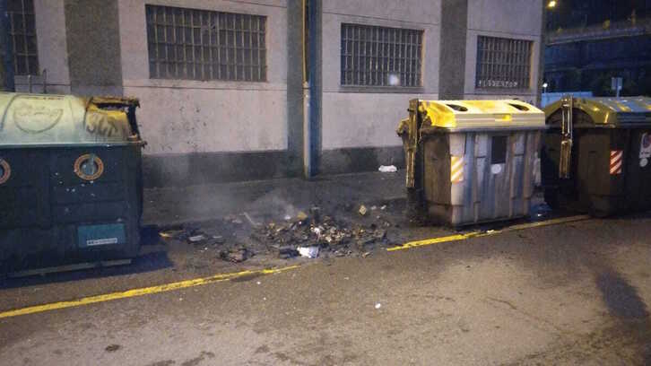 Contenedores quemados en Deustuibarra tras la inauguración de una discoteca
