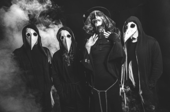 Erdi Aroko janzkerak erabiltzen dituzte Elizabeltz taldekoek jendaurrera ateratzeko.