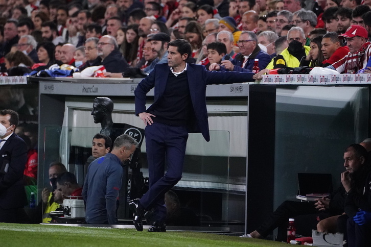 Marcelino en el partido ante el Atlético de Madrid en San Mamés.