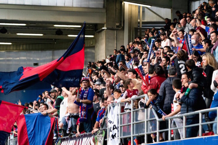 Los aficionados azulgranas no quieren perderse un partido clave para el ascenso.