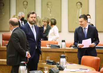 Héctor Gómez, representante del PSOE en la Junta de Portavoces, observa sonriente al representante de Vox, Iván Espinosa de los Monteros.