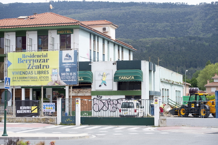 Obras para el derribo del hotel Carioca de Berriozar.