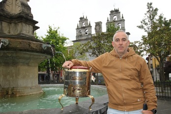 Aitor Martínez, miembro de la asociación Marmitaren Elkartea, con una putxera en la plaza de Urduña.