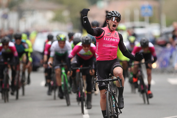 Hugo Aznar celebra su primera victoria como sub’23 conseguida en Zornotza.