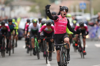 Hugo Aznar celebra su primera victoria como sub’23 conseguida en Zornotza.