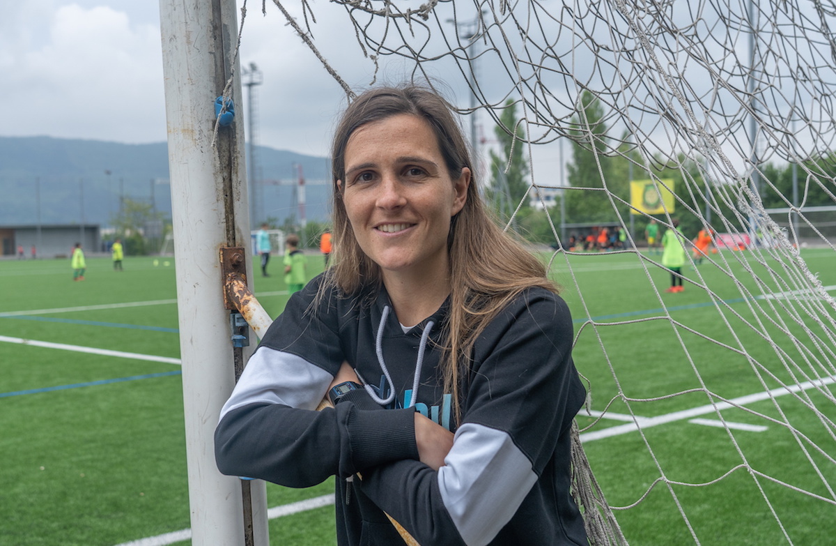 Sandra Ramajok urrutitik ospatu behar izan zuen Txapeldunen Ligarako txartela, Irungo Mariño klubeko hiru talde entrenatzen baititu eta, ondorioz, bete-beteak baitauzka asteburuak. (Andoni CANELLADA/FOKU)