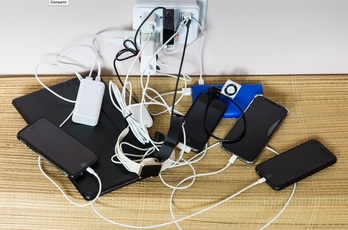 Lograr un único cargador permitiría reducir más de 11.000 toneladas de residuos electrónicos.