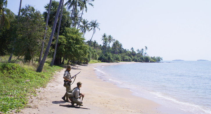 Los soldados Onoda y Kazuka, aislados en una isla filipina tras la guerra.