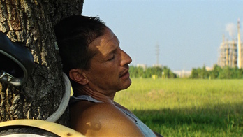 Simon Rex encarna a un actor porno de vuelta a su pueblo en Texas.