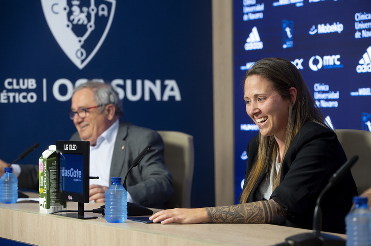 Mai Garde, barrez atzoko prentsaurrekoan, Osasunako presidente Luis Sabalza ondoan duela.