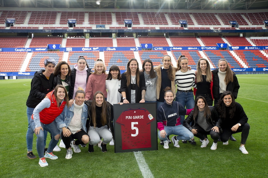 Mai Garde taldekideekin Sadarreko soropilean, bere agurra azaltzeko atzo eskaini zuen prentsaurrekoa amaitu ondoren.