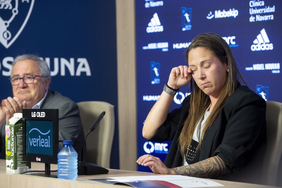 Kapitain gorritxoa, negar malkotan, prentsaurrekoko momentu batean.