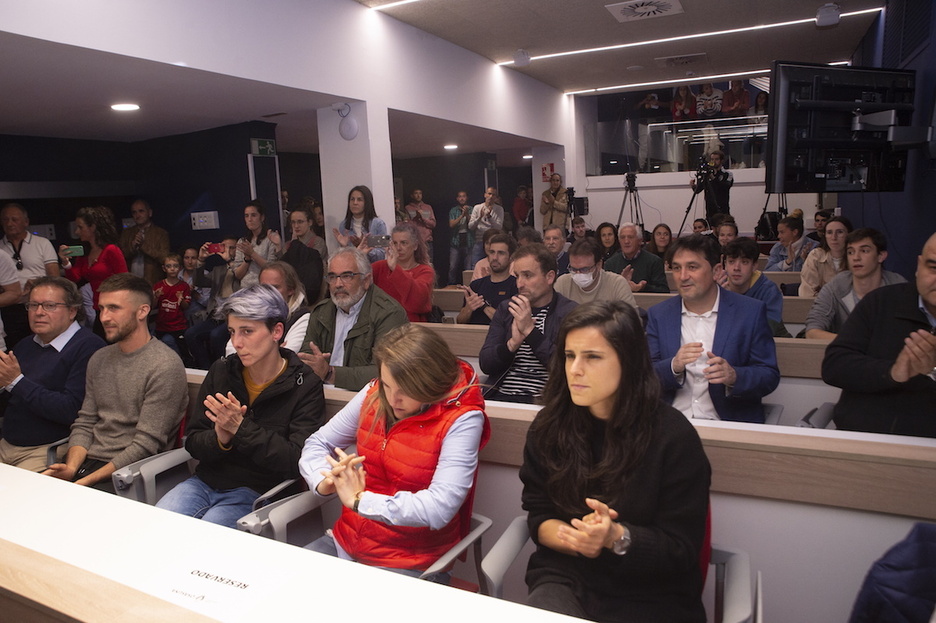 Gizonezkoen lehen taldeko Oier kapitainak eta Arrasate entrenatzaileak, edota Braulio Vazquez kirol arduradunak ez zuten prentsaurrekoa galdu nahi izan.