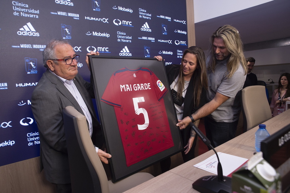 Protagonistak taldekideek sinatutako Osasunako kamiseta jaso zuen garaikur moduan.