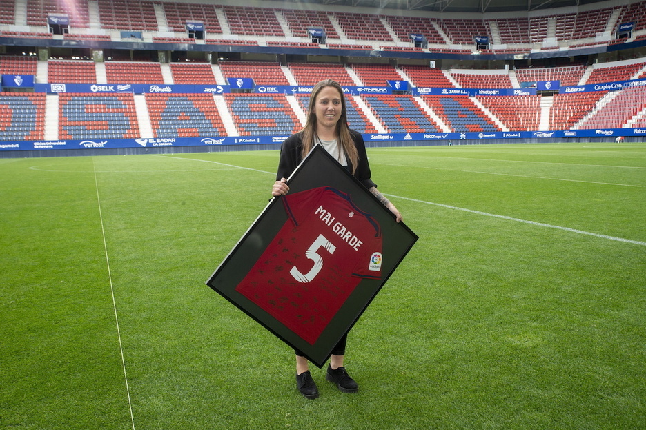 Mai Garde, jasotako opariarekin Sadarreko soropilean.