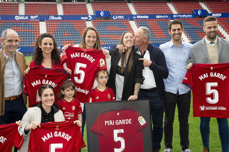 Eta, nola ez, senideekin agurtu zuen Mai Gardek agurreko prentsaurrekoa Sadarreko soropilean.