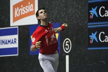 Jokin Altunak jokatzeko moduan ikusi du bere ezker eskua.