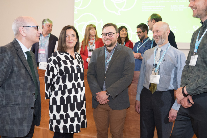 Beatriz Artolazabal junto a algunas de los participantes en las jornadas.