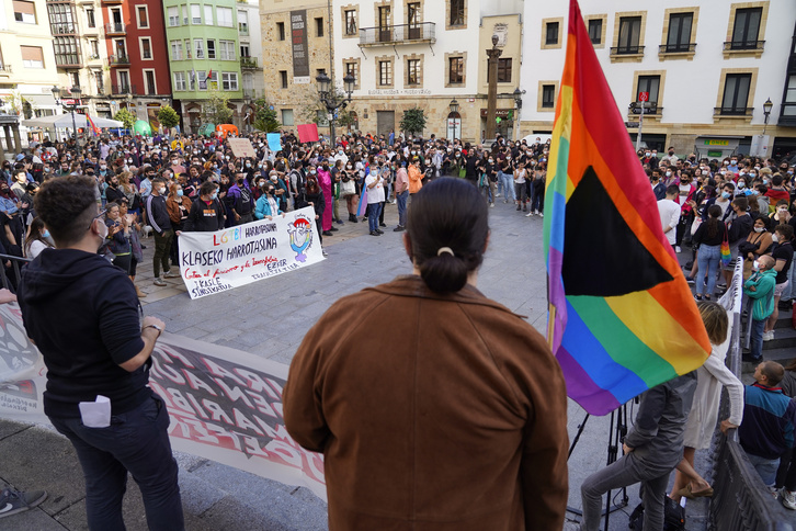 Concentración en repulsa de una agresión homófoba sucedida el año pasado en Bilbo.