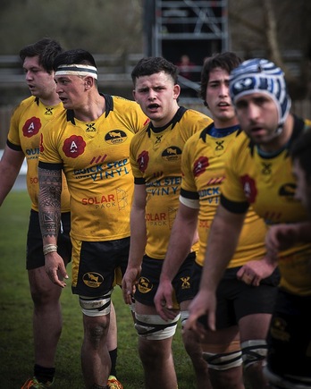 Pello Larrinaga, erdian, fase erregularreko partida batean.