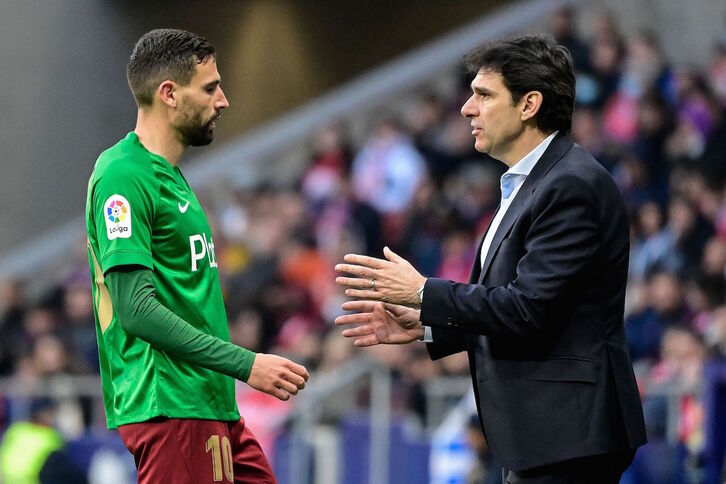 Karanka da instrucciones a Puertas, jugador del Granada, en su debut ante el Atlético.