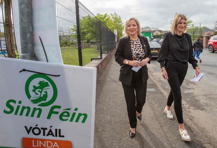 La candidata de Sinn Féin, Michelle O'Neill, tras votar en Clonoe, Co Tyrone.