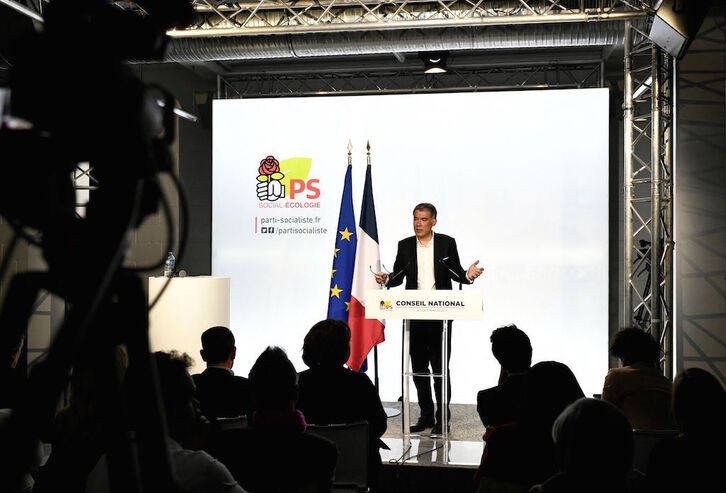 El primer secretario del PS, Olivier Faure, se dirige a los miembros del consejo nacional poco antes de la votación.