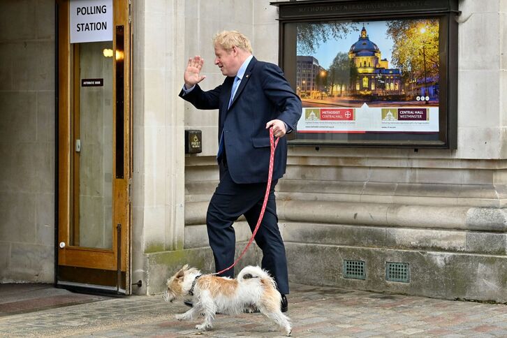 Boris Johnson, en la jornada de ayer, al acudir a votar en Londres.