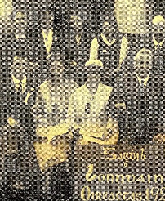 la única imagen de Mairin Mitchell (segunda en la fila de abajo), realizada en 1920 y publicada en una revista. Corresponde a la visita realizada por la Liga Irlandesa de Londres al Parlamento de Dublín. Cortesía de Amaia López de Munain