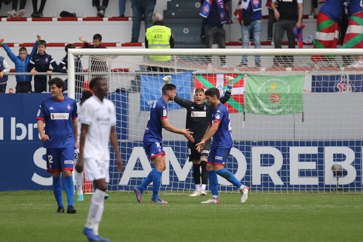 Marino, que mañana será titular, celebra el triunfo del Amorebieta contra el Fuenlabrada, al que los azules tratarán de dar continuidad en Almería.
