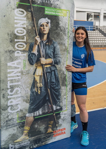 Cristina Polonio, junto al cartel de Bera Bera de esta temporada con su rostro.
