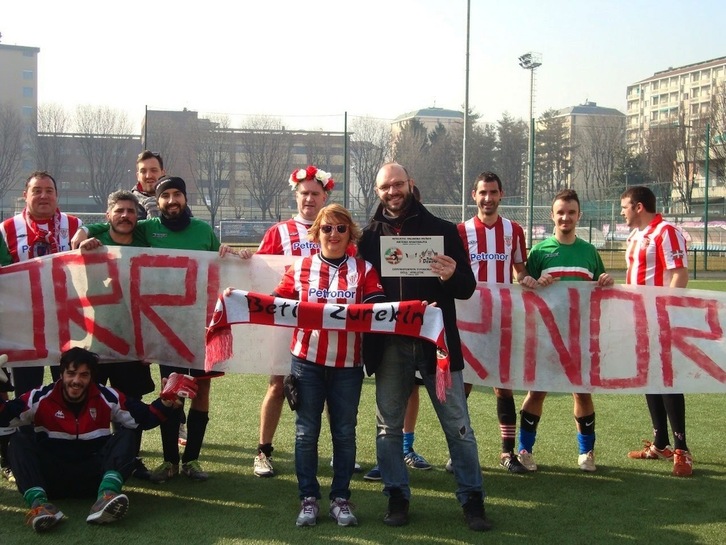 Emiliano Gabrielli, presidente de la peña "Italiako Lehoiak" desde 2006, en el centro de la imagen.