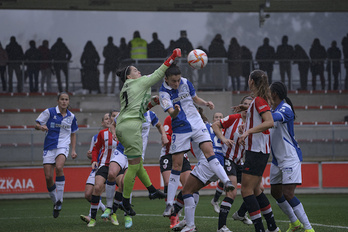 Cris Cornejo despeja un balón en el área albiazul durante el derbi entre Athletic y Alavés de la primera vuelta en Lezama.