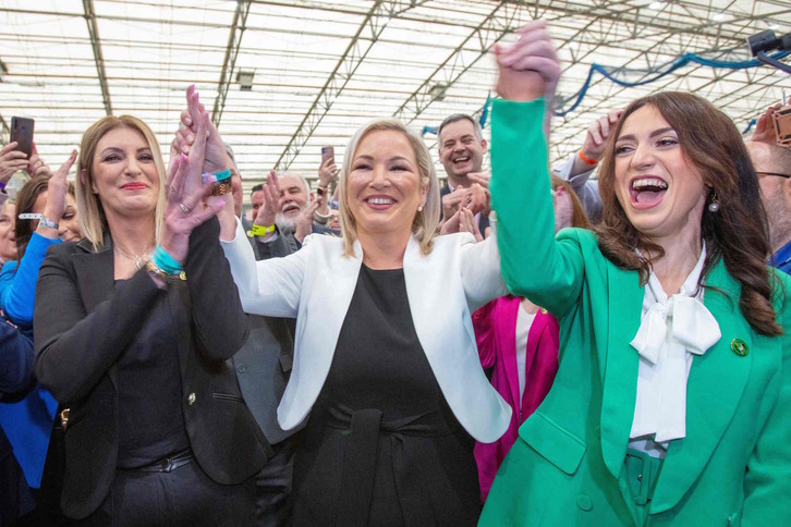 Michelle O’Neill celebra con compañeras de Sinn Fein este avance republicano.