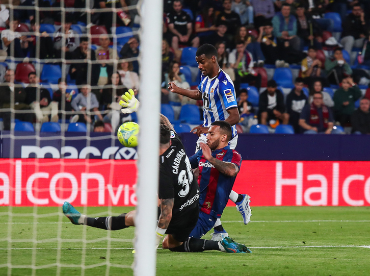 Cárdenas ha evitado de esta manera el gol en una buena jugada de Isak.