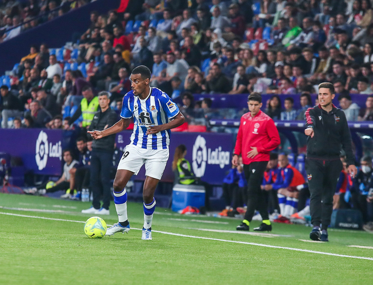 Imanol mira en el partido del viernes a Isak, que tuvo tres buenas opciones de romper su mala racha y no lo logró.