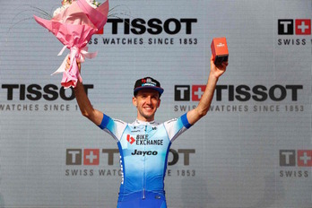 Simon Yates, en el podio tras ganar su quinta etapa en el Giro. 